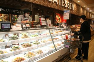 イオンモール津山リニューアル　総菜の量り売りや趣味用品売り場