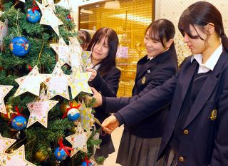 世界の子ども支援、メッセージを　岡山高島屋にⅩマスツリーが登場