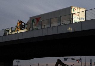 大型トラック衝突、３人死傷　岡山の国道 車両誘導中