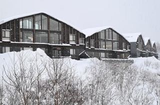 もはや「異国」の高級リゾート地、ニセコに建つ１０億円別荘、所有者は誰？　正体はアジアの超大物だった…海外の超富裕層でにぎわう街の現実