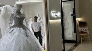 中国の婚礼衣装のメッカ蘇州、婚姻数減少でも商魂は健在