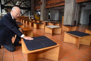 岡山県庁ロビーの椅子をデニムに　ナックが井原産生地に張り替え