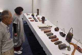 玉野陶芸同好会が春季作品展　会員１２人の大皿や掛け花入れ