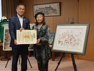ばらを描く旅人 福山市に絵画寄贈　市出身の流郷さん、バラと福山城描く