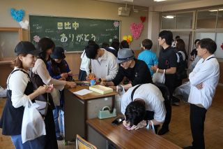 校歌斉唱や記念撮影で別れ惜しむ　玉野市立日比、山田中で閉校行事　
