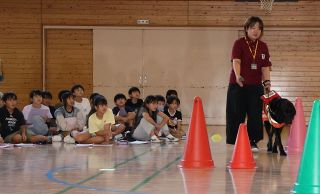 視覚障害者や盲導犬について学ぶ　三勲小で岡山西ＬＣが出前授業
