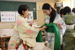 浴衣涼しい　庄中生ら着付け体験　日本の伝統文化に触れる