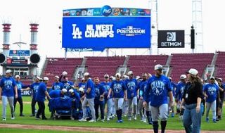 ドジャースが地区５連覇　村上はタイガース戦