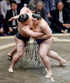 大の里、初の綱とりで白星発進　横綱・豊昇龍も勝利、琴桜敗れる