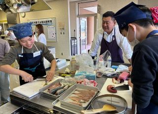 小中学生が三枚おろしに挑戦　岡山県お魚普及協会が親子料理教室