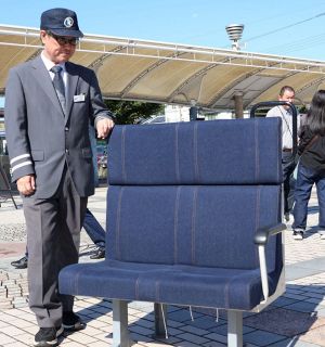 座席をデニムに張り替え　井原鉄道が１２日から運行