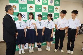 里庄中弓道部男女を激励　８月の全国大会出場で里庄町