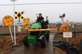 踏切事故防げ 瀬戸内市に新型ゲート設置　ＪＲ西中国統括本部
