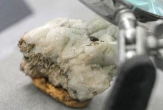 中国、レアアース新規契約停止　国有企業、既存取引破棄も検討