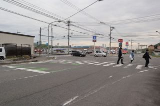 井原の交差点で車にはねられ女性重体　容疑で２２歳の男逮捕 井原署