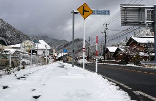 岡山県内今季一番の寒さ　北部は銀世界、岡山市は初雪