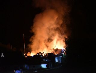 新見市千屋で空き家全焼