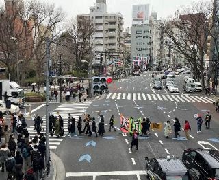 「個人的なことは政治的なこと」巨大な刺しゅうバナーで訴える「政治的な手芸部」