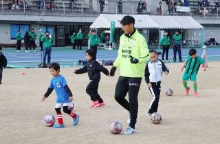 ファジ選手にサッカーの基本学ぶ　倉敷で小学生向けスクール