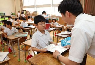 旅行や海水浴…夏休み楽しみ　岡山県内小中で１学期終業式