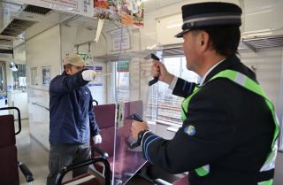 井原鉄道車内で不審者対応訓練　警察、消防との連携確認