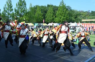 真夏にダンス熱演、グルメ楽しむ　赤磐で桃磐祭、５千人来場