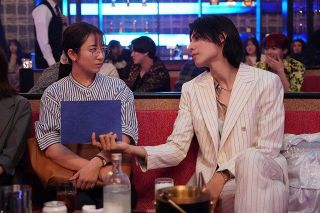 高校教師・愛実（木村文乃）、ホスト・カヲル（ラウール）と初対面　『愛の、がっこう。』第1話場面写真初公開