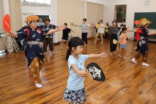 素隠居踊り 児童に手ほどき　倉敷東小で保存会 引き継ぎ伝えて