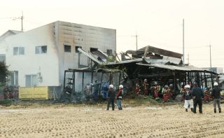 内装業の倉庫４棟全焼、民家を半焼　岡山市南区藤田で火災