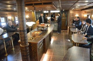 観光船「備前丸」クラシックな豪華客室　甲板は和船の印象