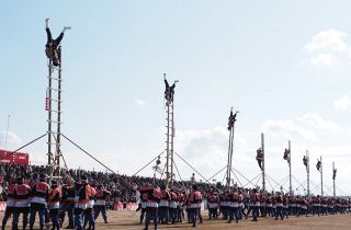 福山で消防出初め式　はしご乗り披露や救助訓練