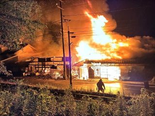 岡山市北区建部で民家火災　少なくとも３棟全焼 けが人なし
