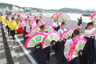 華やかな行列港町彩る　瀬戸内・牛窓 朝鮮通信使再現し日韓１５０人