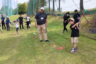 小学生らゴルフの魅力に触れる　美作で体験会