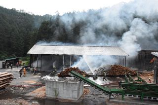 真庭・木質チップ製造の作業棟全焼　職員１人やけど