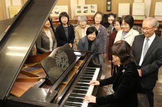 上皇さま誕生記念のピアノ 音色取り戻す　倉敷市歴史民俗資料館 製造元修復