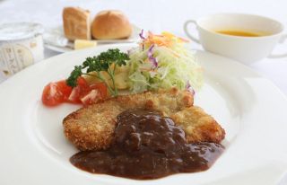 ジャージー牛の子牛肉でカツ提供　真庭・ひるぜんジャージーランド