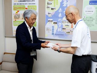 「こども手帳」役立てて　公衆電話会が浅口市教委に寄贈