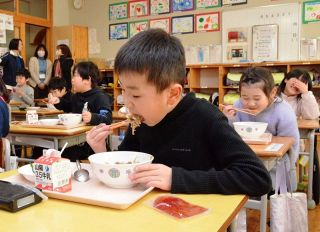 給食登場 つやま和牛に児童ら喜ぶ　市立全３５小中 知名度向上目指す