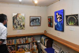 勝山高美術部員の感性ずらり　真庭のカフェで作品展