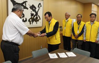 子どものうちから意識向上を　防災士の会、市教委に冊子寄贈