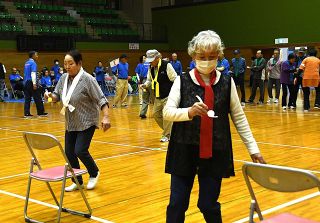 スプーンリレーや玉入れ　赤磐市老人クラブ連が運動会