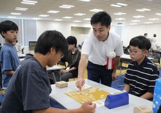 小中学生棋士８２人が熱戦　岡山で菅井竜也八段「こども最強戦」