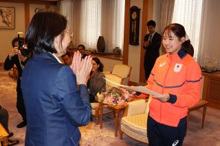 中島選手にスポーツ栄誉章 倉敷市　ミラノ五輪ＳＴ女子３０００継６位