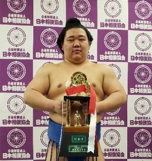「はい、これ」横綱から初金星の懸賞金２１本、父に全て渡した藤ノ川　恩返しには理由があった。無関心を装ってきた甲山親方も「じーんときた」