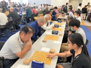 高石さんＡ級優勝、Ｂ級山下さん　全日本アマ将棋名人戦備前大会