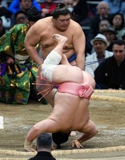 高安、大の里ら３人が２敗で並ぶ　かど番の大関琴桜は６勝目