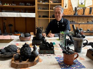 「すご腕・すご技　作州の名人　岡山学」⑩炭作家　奥谷義隆さん（真庭市下河内）　黒一色に広がる表現世界