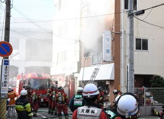 ３階建ての２階が全焼　岡山市中心部