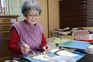 和紙ちぎり絵贈り門出を祝福　講師の浦上さん、母校の五城小（岡山・御津）の卒業生に